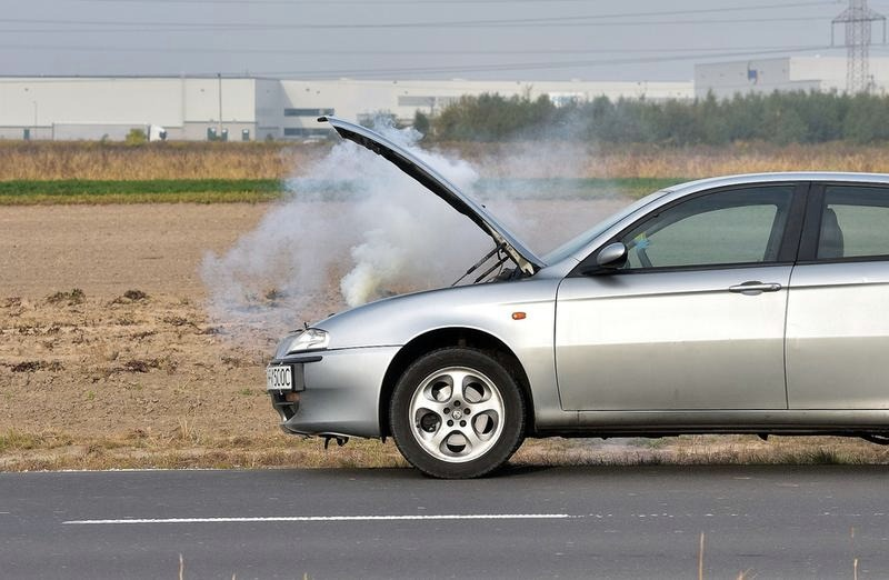 Dym spod maski i zapach spalenizny – co zrobić i ile kosztuje naprawa?